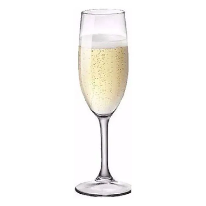 Copas y balde para el brindis: cuánto hielo hace falta